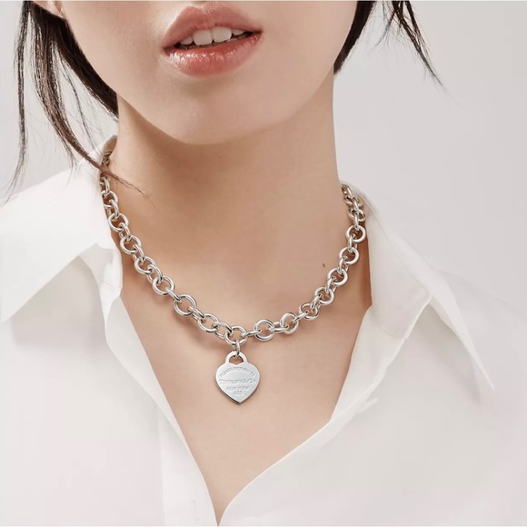 Tiffany & Co heart tag chain link necklace in silver - Picture 5 of 5